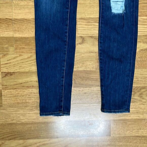 Super cute FRAME Brand Factory Distressed Skinny Jeans - Picture 2 of 15